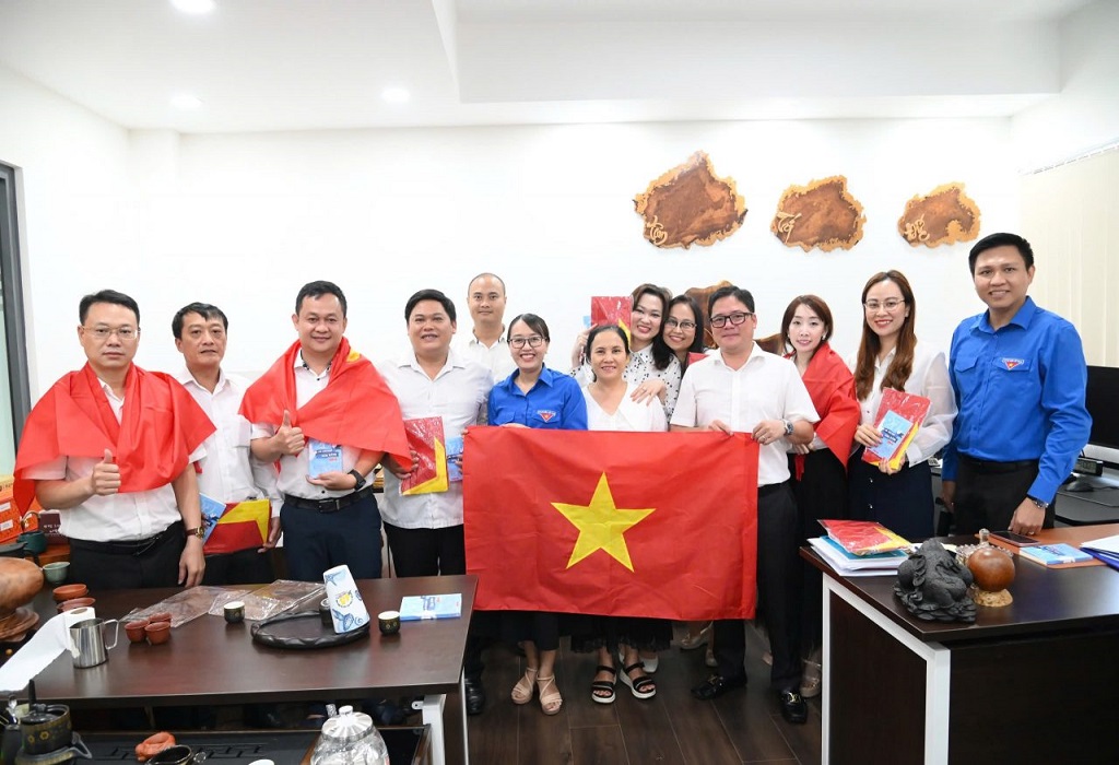 Đoàn Thanh niên VRG tặng Cờ Tổ quốc và sách “Kể chuyện hòa bình”